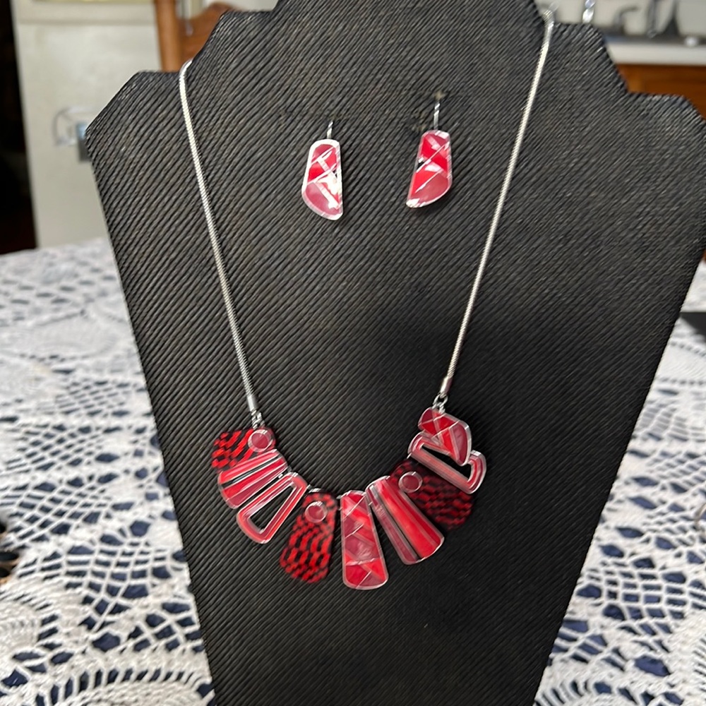 Handmade Necklace & Earring Set New Without Tags Pretty Reds in Unusual Shapes